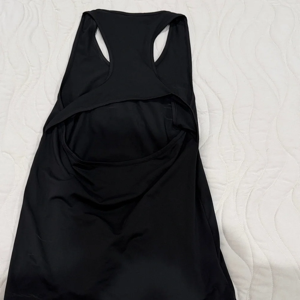 Gymshark Women's Sleek Black Tank Top - Picture 3 of 3